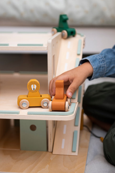 Trixie - Wooden car park with accessories